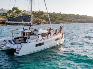 Tour delle isole eolie in catamarano bluenauta