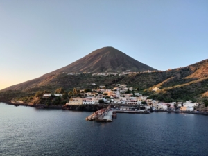 Vacanza Isole Eolie in Catamarano con Bluenauta