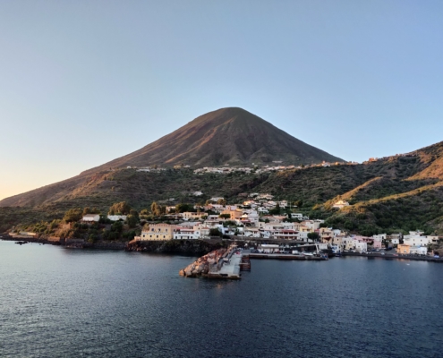 Vacanza Isole Eolie in Catamarano con Bluenauta